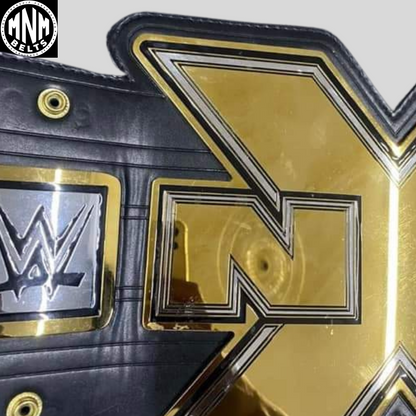 Réplica del cinturón del Campeonato en Parejas de NXT